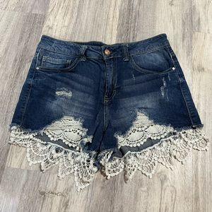 Mid-rise lace denim raw edge shorts